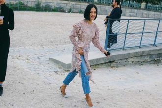 Κι όμως ο συνδυασμός φόρεμα με παντελόνι είναι η νέα in πρόταση των influencers!