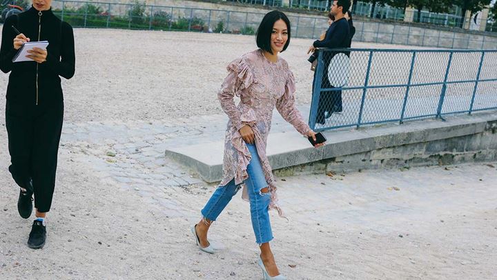 Κι όμως ο συνδυασμός φόρεμα με παντελόνι είναι η νέα in πρόταση των influencers!