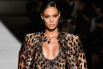 Το trick της Joan Smalls για πλούσιες και μακριές βλεφαρίδες