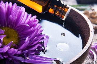 Αιθέρια έλαια: Περιποιηθείτε την επιδερμίδα σας φυσικά
