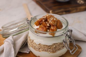 Παρφέ με γιαούρτι αμυγδάλου, μήλο και βρώμη