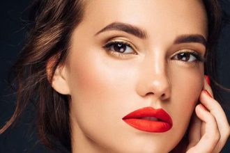 Πώς θα επιλέξεις το ιδανικό κοραλί κραγιόν για την επιδερμίδα σου