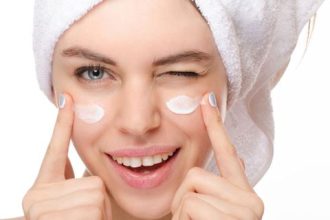 Πώς να βάζω την κρέμα ματιών; Οι ειδικοί συμβουλεύουν