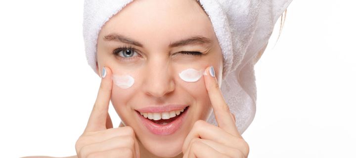 Πώς να βάζω την κρέμα ματιών; Οι ειδικοί συμβουλεύουν