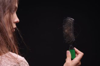 Απώλεια μαλλιών: Μήπως φταίει η διατροφή σας;