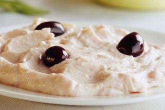 Παραδοσιακή ταραμοσαλάτα με ψωμί