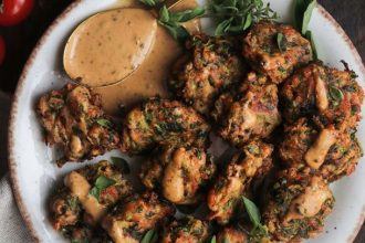 Kολοκυθοκεφτέδες με σάλτσα από ταχίνι