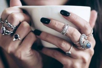 Τα 2 χρώματα στο μανικιούρ, ιδανικά για σένα που σ’ αρέσει να φοράς πολλά δαχτυλίδια