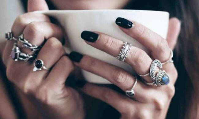 Τα 2 χρώματα στο μανικιούρ, ιδανικά για σένα που σ’ αρέσει να φοράς πολλά δαχτυλίδια