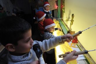 Οι μικροί καραγκιοζοπαίχτες έκοψαν την πίτα τους