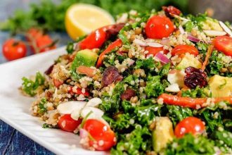 Super θρεπτική σαλάτα με κινόα και αυγό