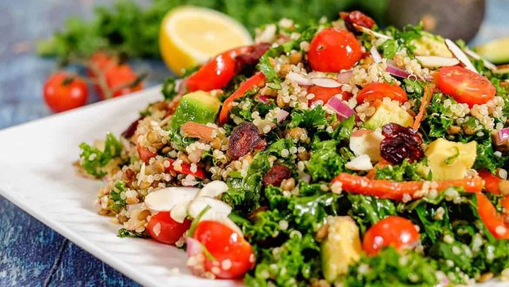 Super θρεπτική σαλάτα με κινόα και αυγό