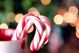 Δείτε πώς φτιάχνονται τα γλυκά μπαστουνάκια των Χριστουγέννων!