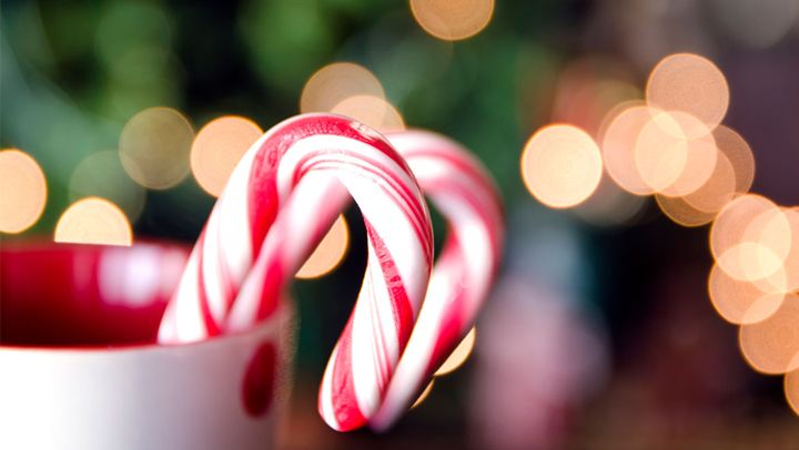 Δείτε πώς φτιάχνονται τα γλυκά μπαστουνάκια των Χριστουγέννων!