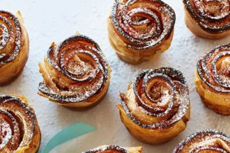 Μηλόπιτα σε σχήμα τριαντάφυλλου για να τους εντυπωσιάσετε όλους!