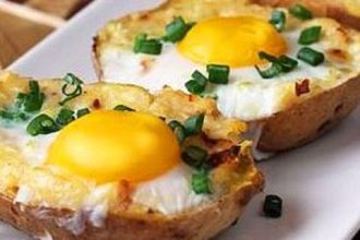 Πατάτες γεμιστές με αβγό και μπέικον