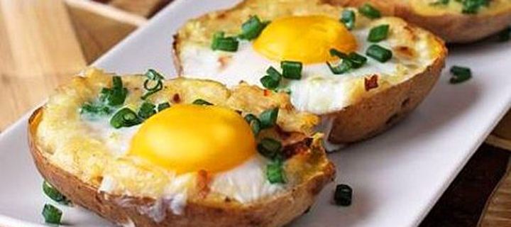 Πατάτες γεμιστές με αβγό και μπέικον