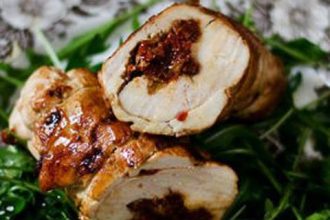 Κοτόπουλο ρολό γεμιστό με λιαστές ντομάτες και σπανάκι