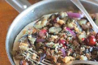 Αραβικές πίτες με κιμά, μελιτζάνα, καρύδι και σοταρισμένα σταφύλια