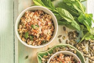 Σαλάτα με κινόα, κρεμμύδι και σπόρους