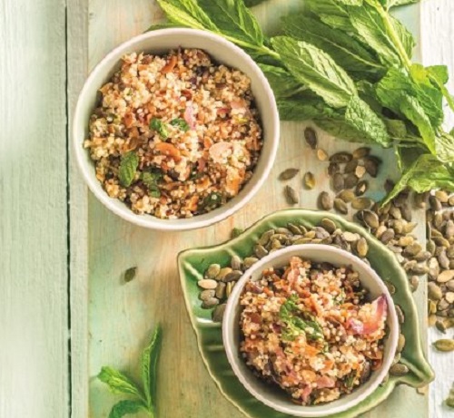 Σαλάτα με κινόα, κρεμμύδι και σπόρους