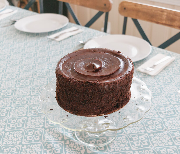 Αυτό το σοκολατένιο κέικ θέλει μόνο 5’ για να το φτιάξεις και δεν θες καν φούρνο