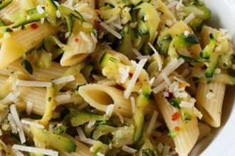 Πένες με κολοκυθάκια και ανθότυρο