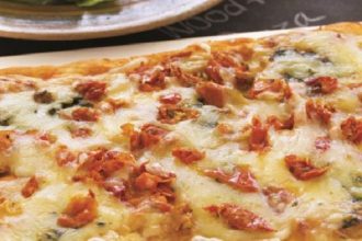 Πίτσα με πέστο βασιλικού, μοτσαρέλα και λιαστές ντομάτες