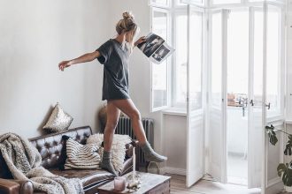 Έξι τρόποι να δείχνεις πιο λεπτή ακόμα και με τα φαρδιά ρούχα που φοράς μέσα στο σπίτι