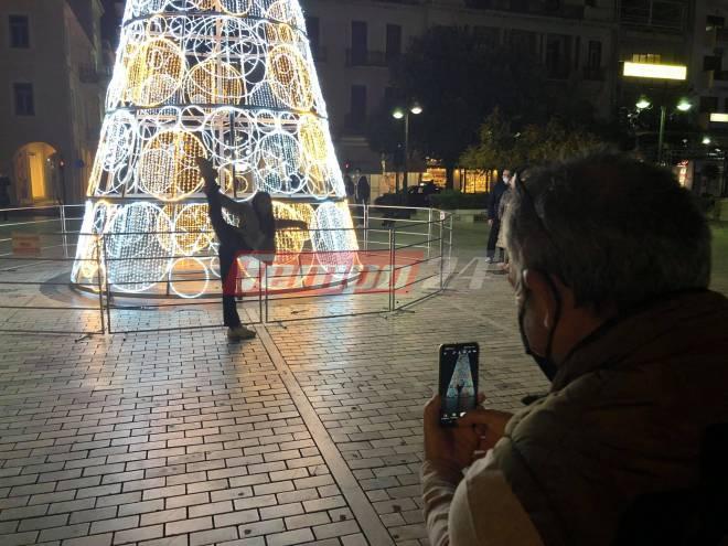 Πάτρα: Στάση... για μια φωτογραφία στο όμορφο δέντρο της Τριών Συμμάχων
