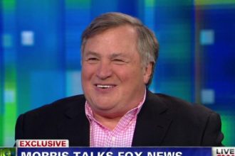 Ημίγυμνος άντρας πίσω από πολιτικό αναλυτή!