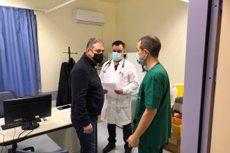 Εμβολιάστηκε ο Διοικητής της 6ης ΥΠΕ Γιάννης Καρβέλης