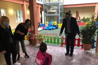 Ο Κώστας Πελετίδης υποδεχόταν τους μικρούς μαθητές