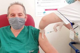 Ο Ανδρέας Νικολάου κατά υγειονομικών που αρνούνται να εμβολιαστούν