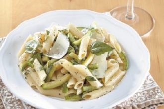 Πένες με κολοκυθάκια, βασιλικό και παρμεζάνα