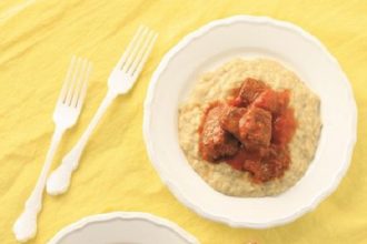 Μοσχαράκι κοκκινιστό με πουρέ μελιτζάνας