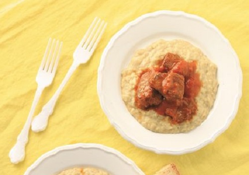 Μοσχαράκι κοκκινιστό με πουρέ μελιτζάνας