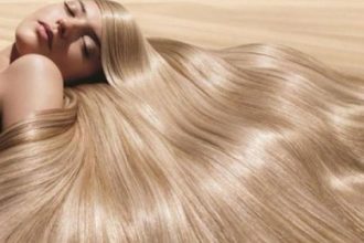 2 tips που θα κάνουν τα μαλλιά σου πάντα να λάμπουν χωρίς προϊόντα