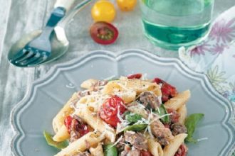 Σκιουφιχτά με ντοματίνια, καβουρμά και βασιλικό