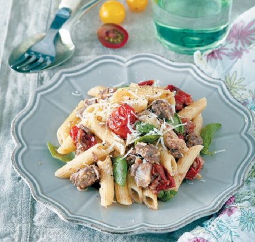 Σκιουφιχτά με ντοματίνια, καβουρμά και βασιλικό