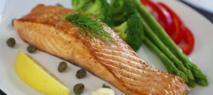 Φιλέτο σολομού με σπαράγγια