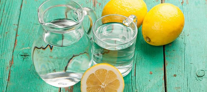 Νερό με λεμόνι: Τα 4 σημαντικά οφέλη του για το δέρμα