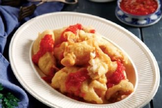 Μπακαλιάρος τηγανητός με σος τζίντζερ – ντομάτα