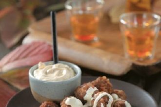 Χοιρινά κεφτεδάκια με σάλτσα κοπανιστής και τσίπουρο με σαφράν