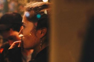 «Εσύ πότε θα παντρευτείς;» Γύρισε πλάτη στις αγενείς ερωτήσεις των συγγενών