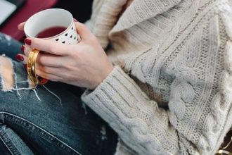 Δείτε το χρώμα βερνικιού που αφαιρεί χρόνια από τα χέρια σας!