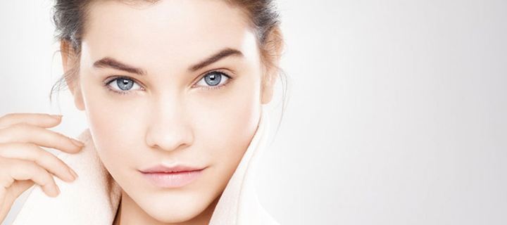 Τι να κάνετε για να εξαφανίσετε τους πόρους σας και να αποκτήσετε επιδερμίδα λεία και λαμπερή