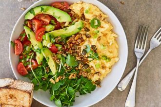 Scrambled eggs με αβοκάντο και chia για ενέργεια όλη την ημέρα