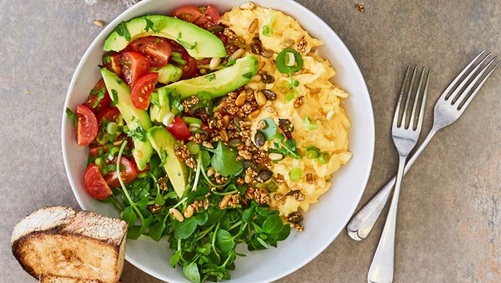 Scrambled eggs με αβοκάντο και chia για ενέργεια όλη την ημέρα