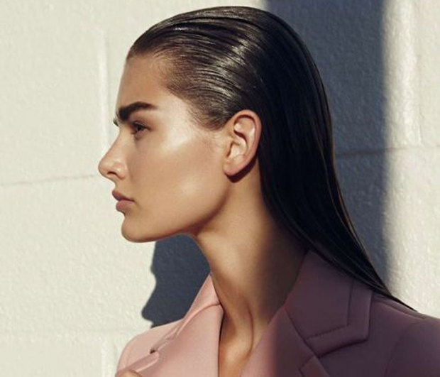 Wet look: Αυτό είναι το ιδανικό χτένισμα για την εποχή